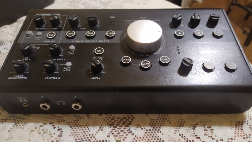 Mackie Big Knob Studio + (Monitor Controller & Interface) de segunda mano · Foto 2 de 2 · Madrid · 160 €