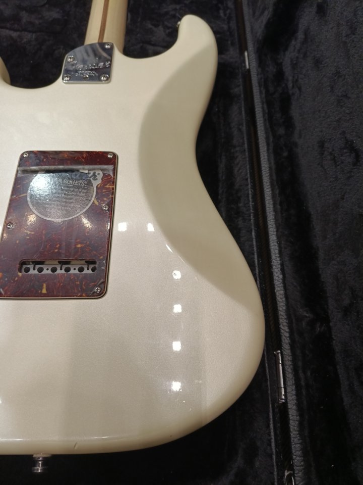 Fender American Deluxe Strat Olympic White Pearl 2009. usa de segunda mano · Foto 8 de 10 · Barcelona · 1500 €
