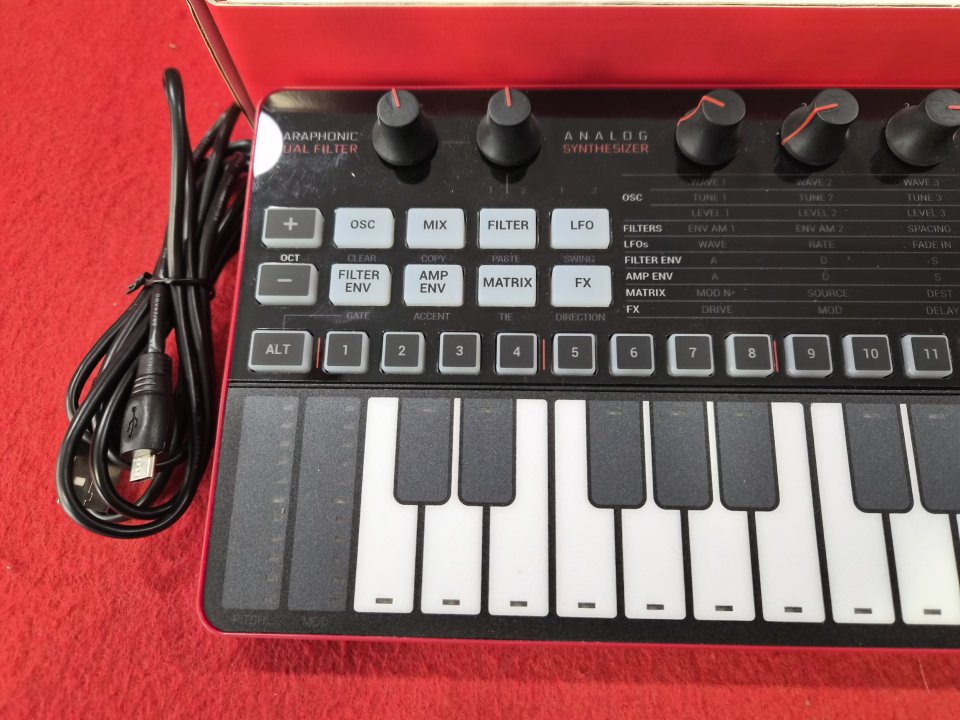 Sintetizador UNO synth pro de segunda mano · Foto 4 de 5 · Girona · 220 €