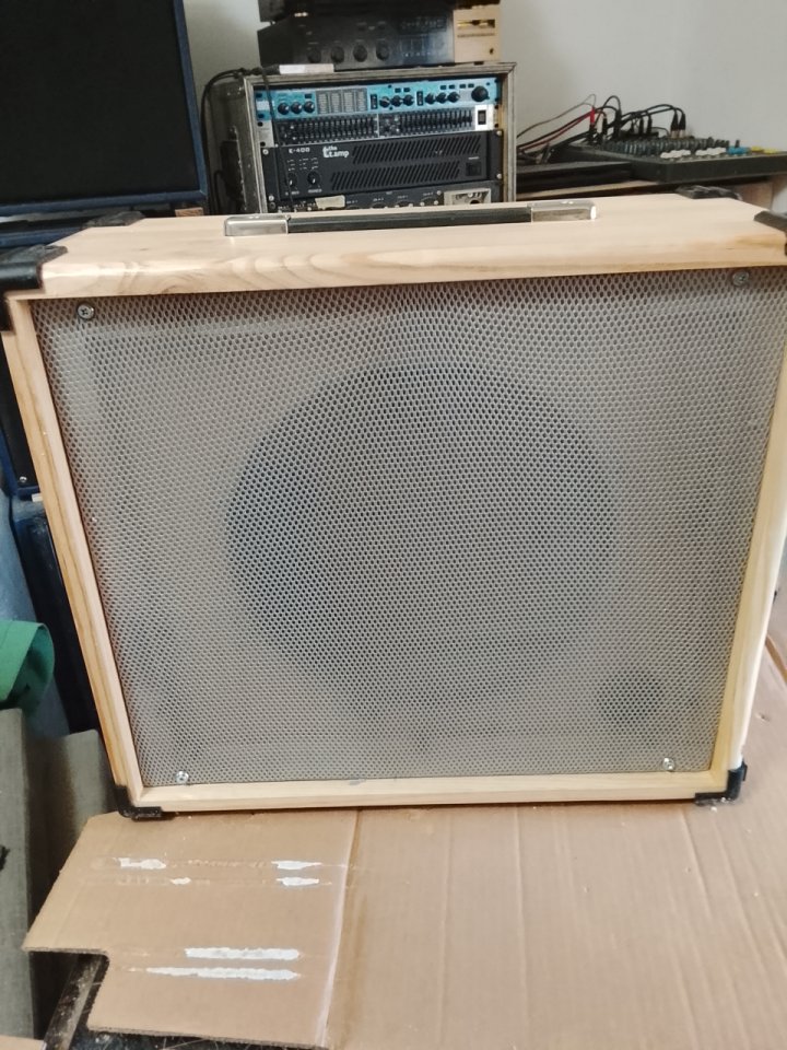 Pantalla 1x12 en madera de Abeto Finlandés 18mm de segunda mano · Foto 1 de 10 · Cáceres · 110 €