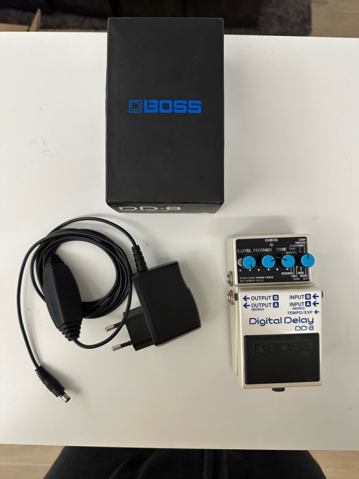 Boss DD-8 Digital Delay + Cable de alimentación