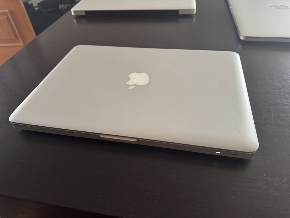 MacBook Pro preparado para estudio de audio y vídeo