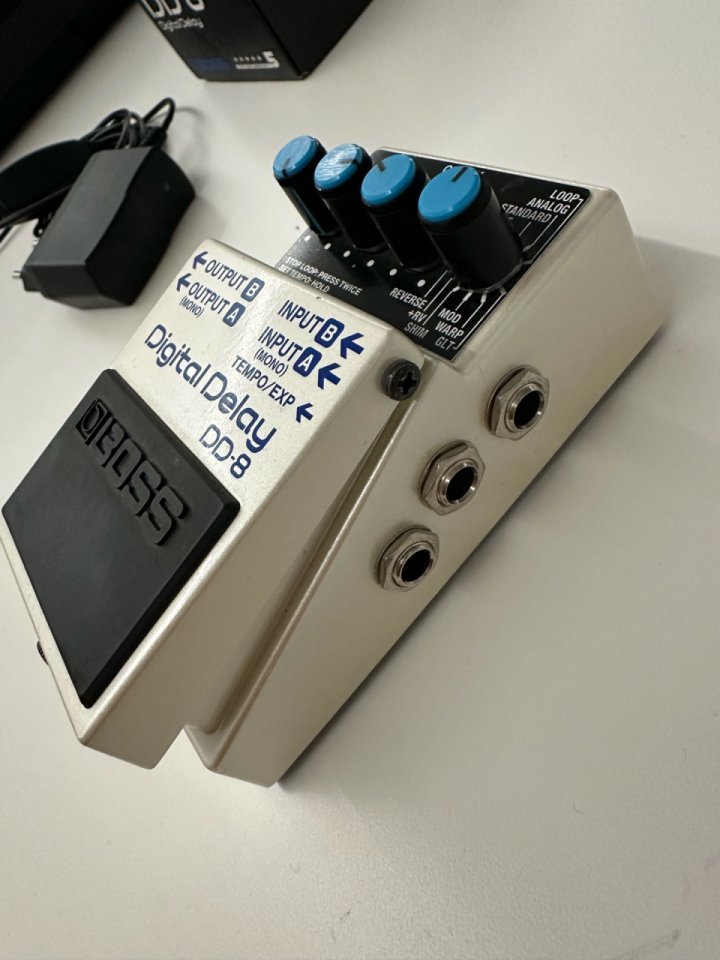 Boss DD-8 Digital Delay + Cable de alimentación