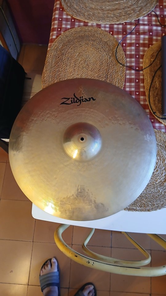 Plat Zildjian Sound Lab de 22". Un plat especial. Una mena de Crash Ride.