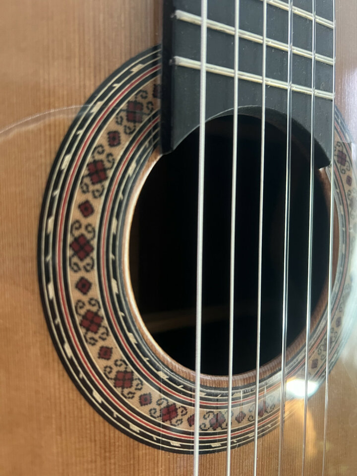 Vendo o cambio REQUINTO palosanto macizo de segunda mano · Foto 3 de 5 · Valencia · 649 €