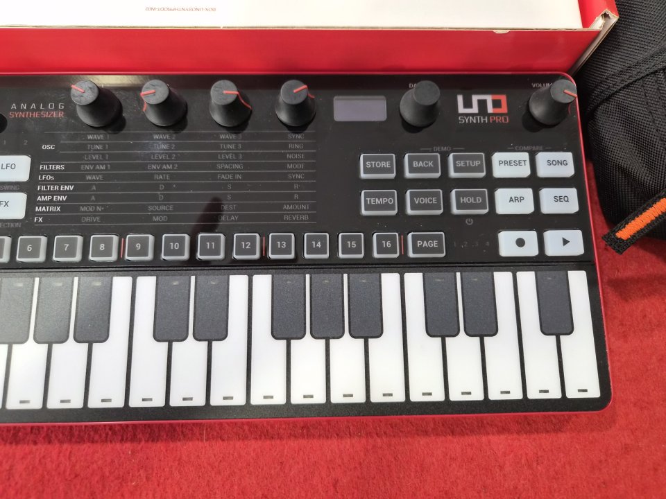 Sintetizador UNO synth pro de segunda mano · Foto 5 de 5 · Girona · 220 €
