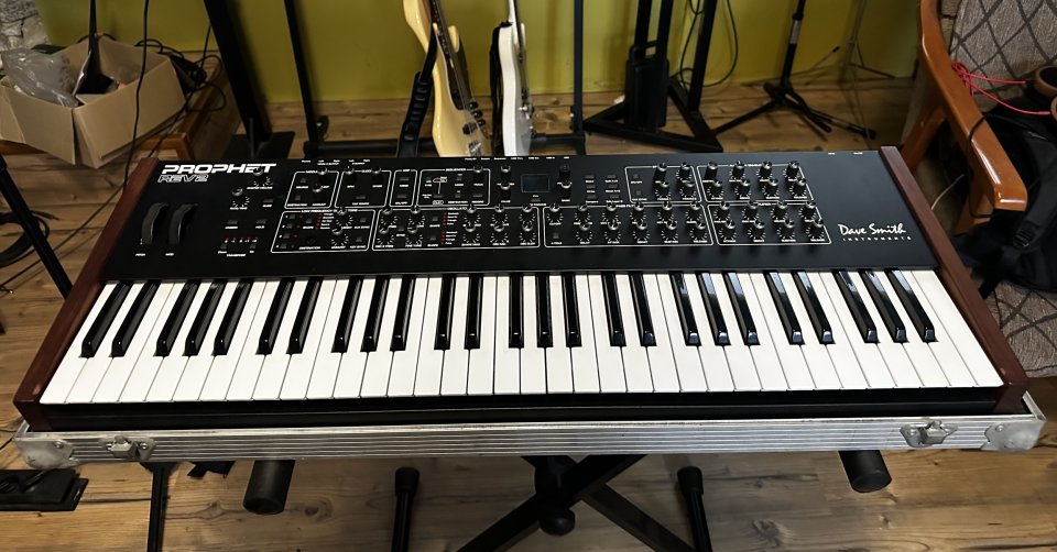 Prophet Rev2 + Fligtcase