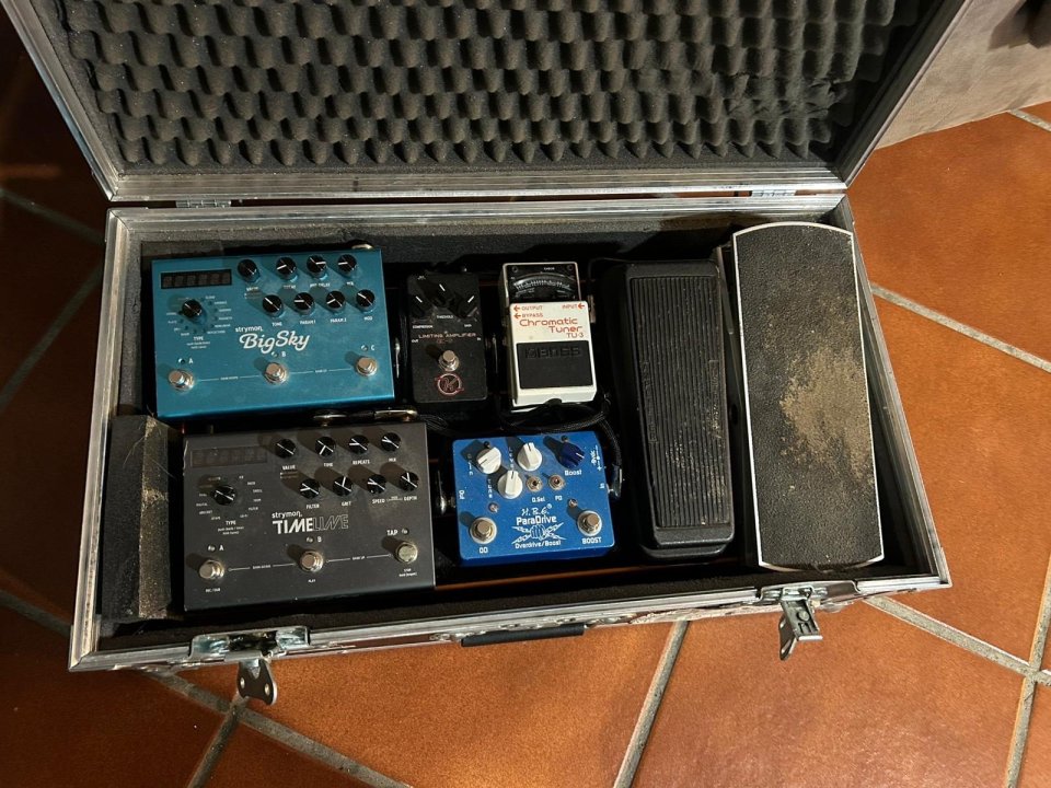 Pedales de guitarra gama alta y Case