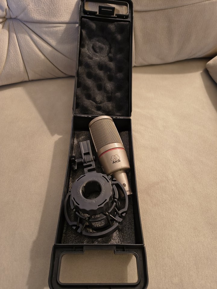 Micro AKG C 2000 B con soporte y estuche. Envío incluido