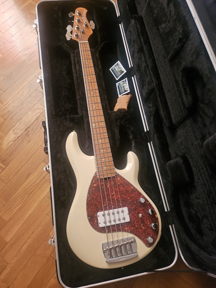 Music man stingray 5 cuerdas especial de segunda mano · Foto 1 de 9 · Madrid · 2700 €