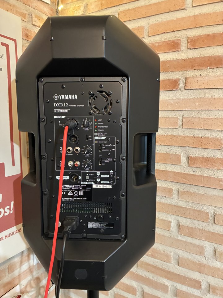 Equipo de sonido PA Yamaha DXR-12 de segunda mano · Foto 3 de 10 · Toledo · 1450 €
