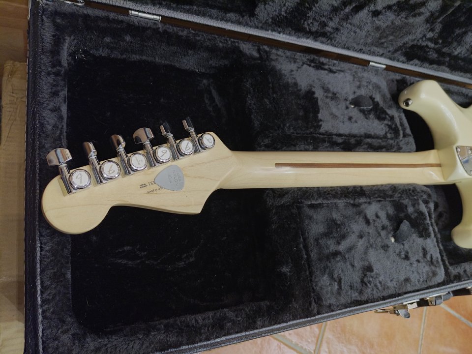 Fender American Deluxe Strat Olympic White Pearl 2009. usa de segunda mano · Foto 10 de 10 · Barcelona · 1500 €