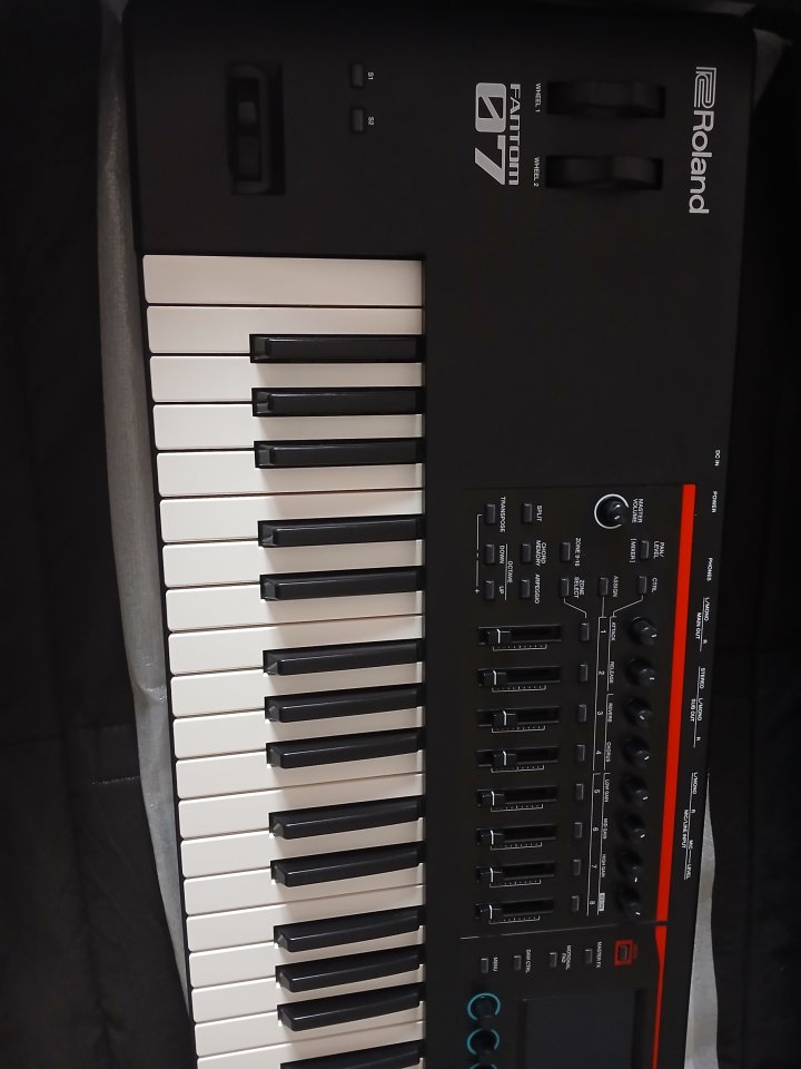 ROLAND FANTOM 07 de segunda mano · Foto 2 de 5 · Madrid · 950 €