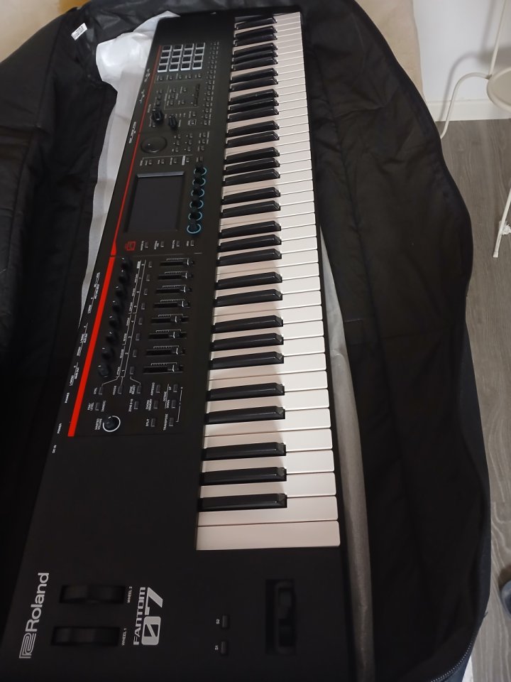 ROLAND FANTOM 07 de segunda mano · Foto 1 de 5 · Madrid · 950 €