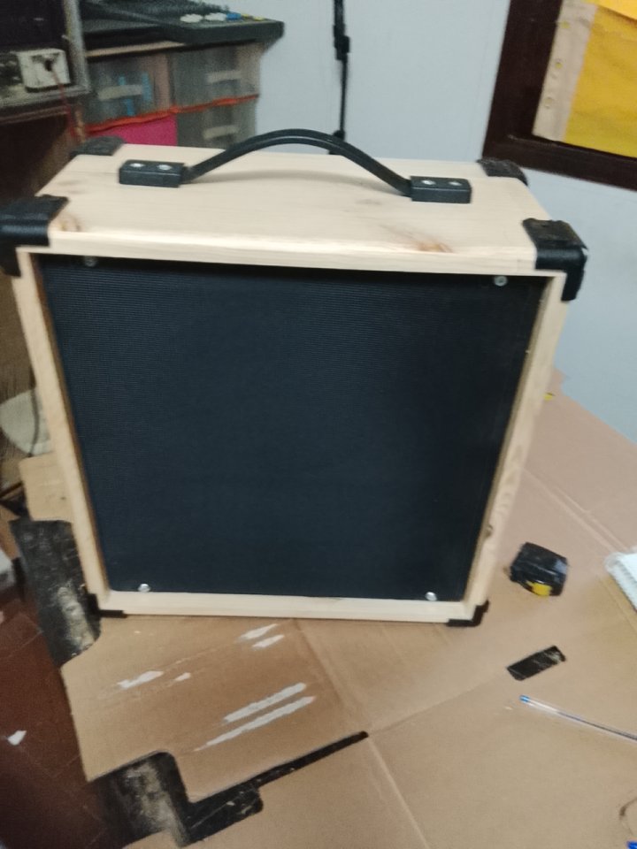 Pantalla 1x12 madera de Abeto Finlandés 18mm de segunda mano · Foto 1 de 10 · Cáceres · 90 €