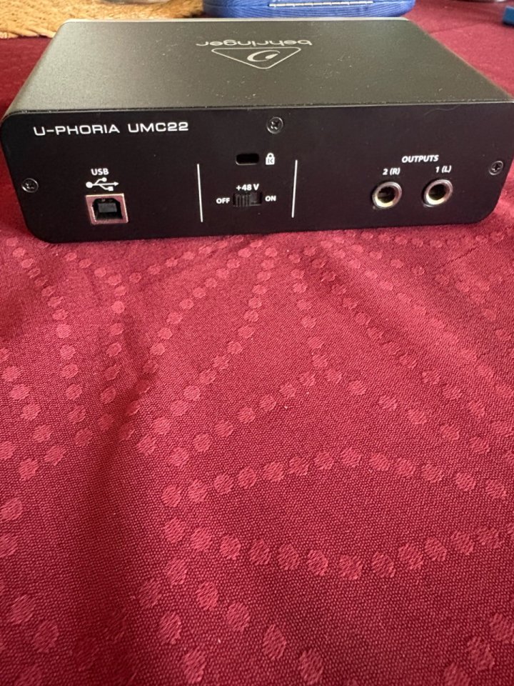 Interfaz de audio Behringer UMC22 de segunda mano · Foto 3 de 4 · Alicante · 40 €