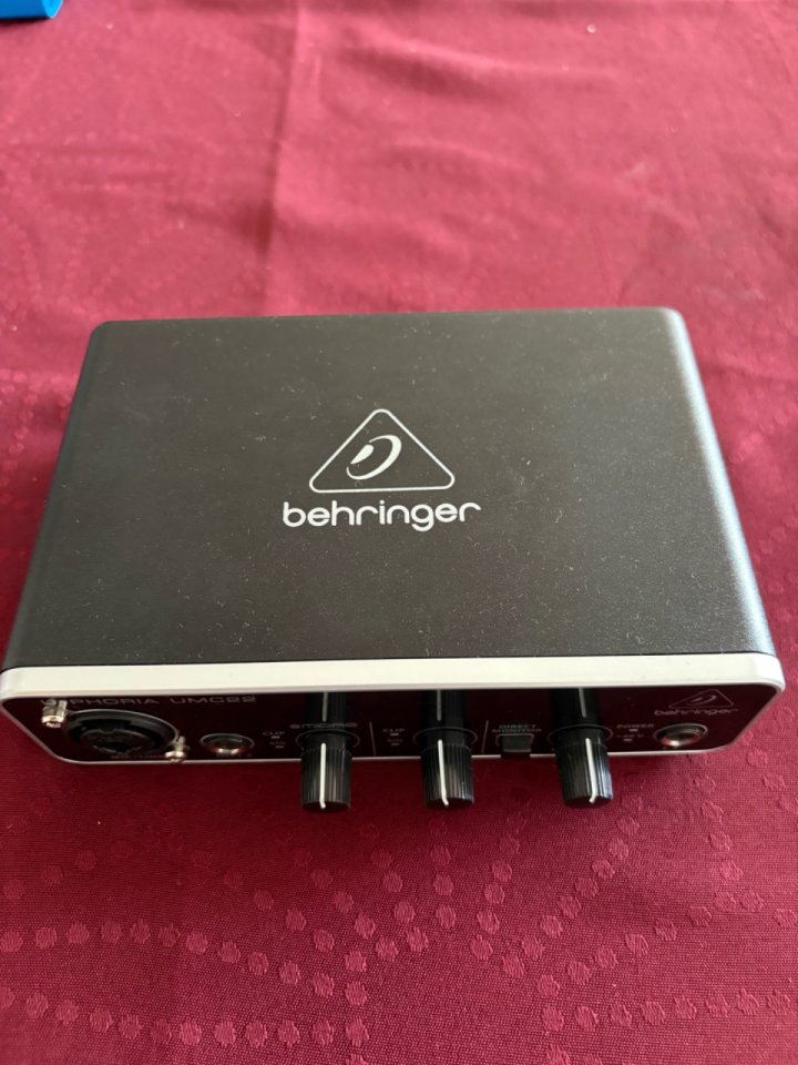 Interfaz de audio Behringer UMC22 de segunda mano · Foto 4 de 4 · Alicante · 40 €