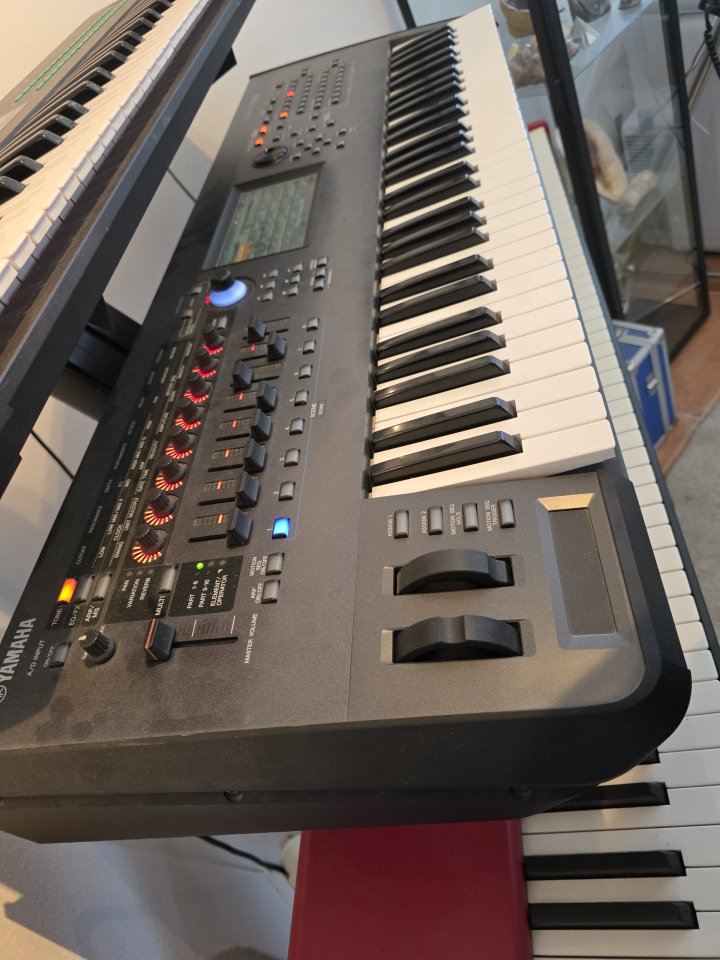 YAMAHA Montage 6 de segunda mano · Foto 1 de 5 · Sevilla · 1500 €