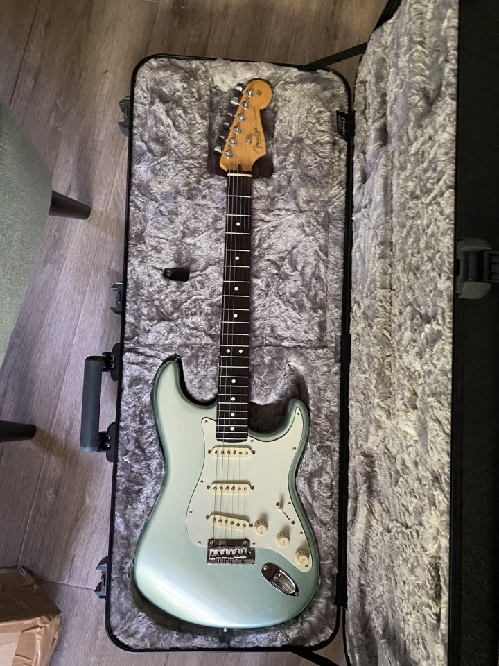 Fender Am Pro II Mystic Surf Green( color espectacular) de segunda mano · Foto 2 de 3 · Madrid · 1500 €