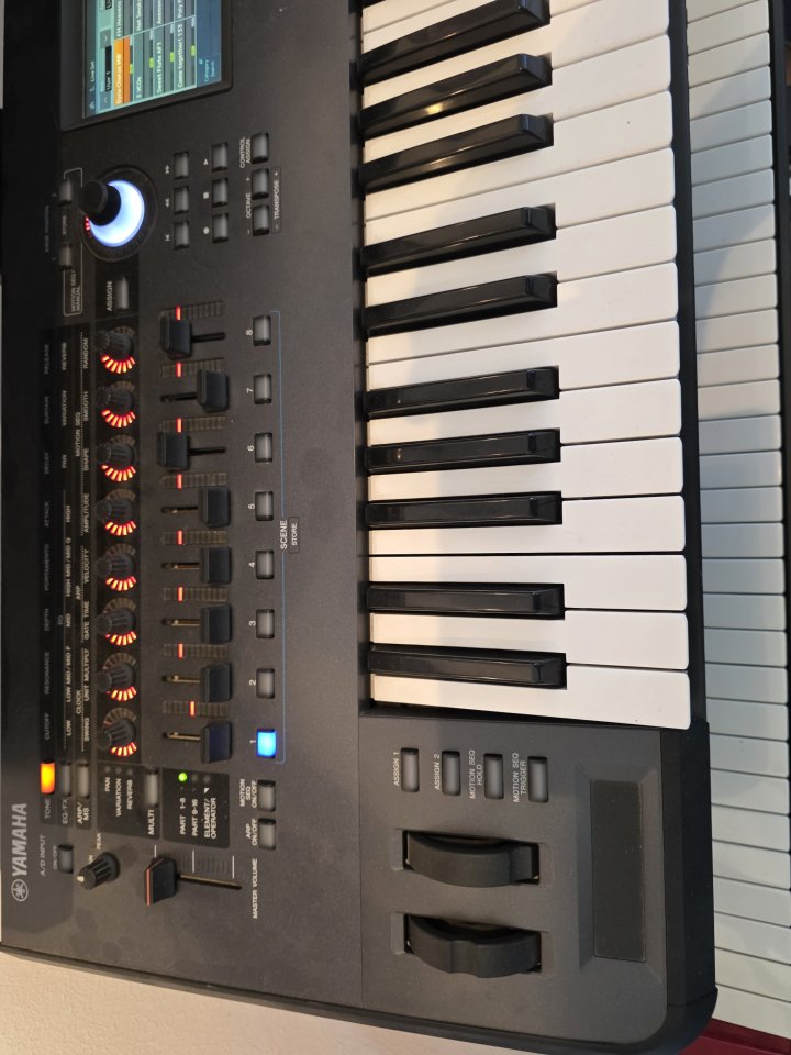YAMAHA Montage 6 de segunda mano · Foto 3 de 5 · Sevilla · 1500 €