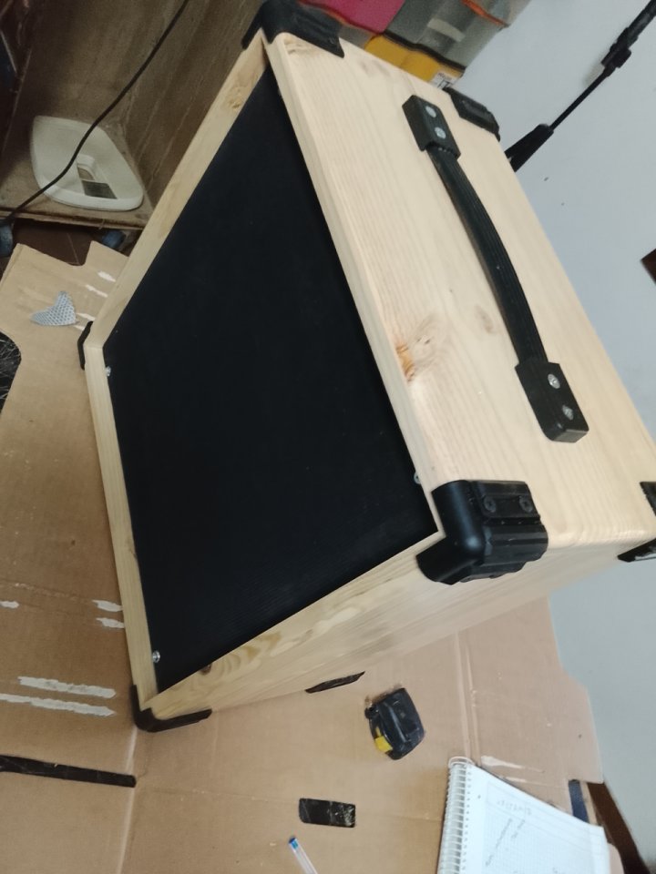 Pantalla 1x12 madera de Abeto Finlandés 18mm de segunda mano · Foto 8 de 10 · Cáceres · 90 €