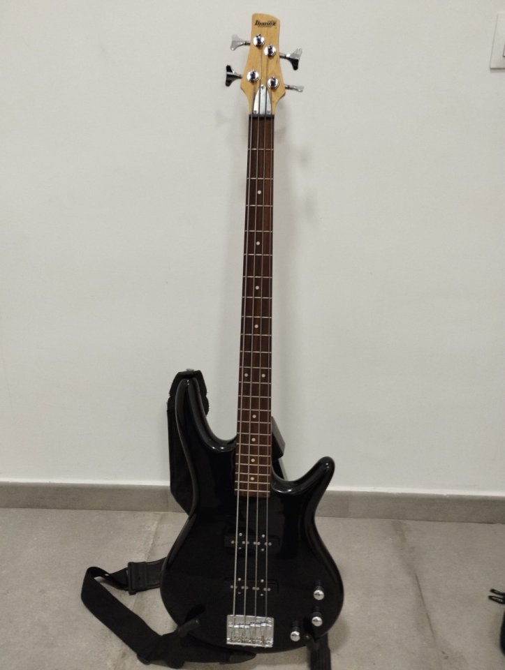 Bajo Ibanez gio soundgear