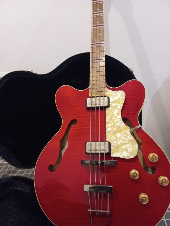 Bajo Höfner Verythin Htc-500/7 y Estuche Höfner