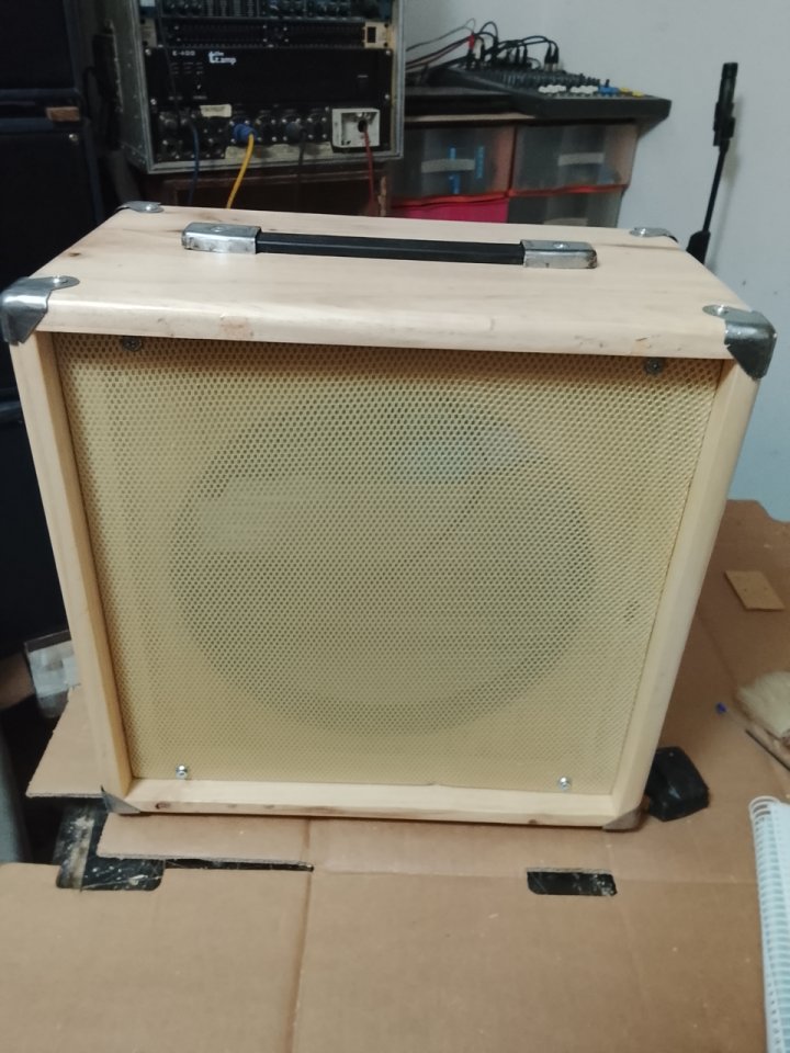 Pantalla 1x12 madera de Abeto Finlandés 18mm de segunda mano · Foto 1 de 10 · Cáceres · 90 €