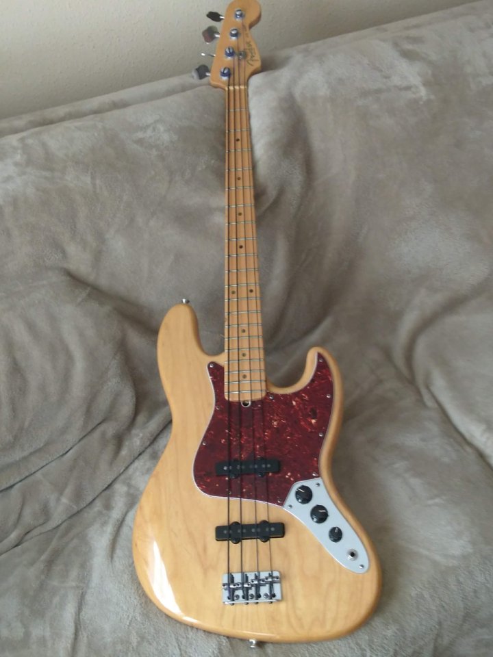 Bajo Fender Jazz Bass American Standard de segunda mano · Foto 3 de 8 · Valladolid · 1250 €