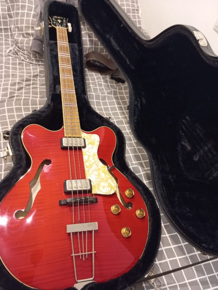 Bajo Höfner Verythin Htc-500/7 y Estuche Höfner