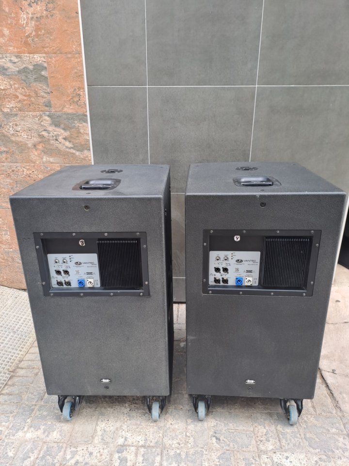 Dos Subgraves Das Vantec 218a + Fundas + Soportes Satelites de segunda mano · Foto 4 de 8 · Sevilla · 3150 €