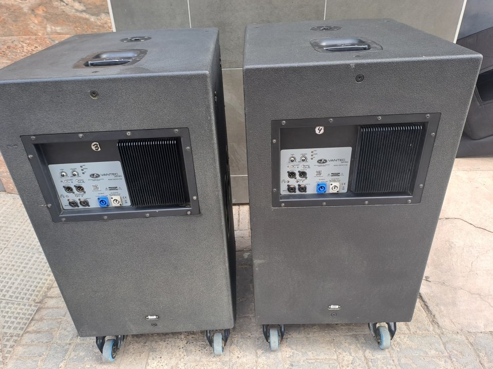 Dos Subgraves Das Vantec 218a + Fundas + Soportes Satelites de segunda mano · Foto 6 de 8 · Sevilla · 3150 €