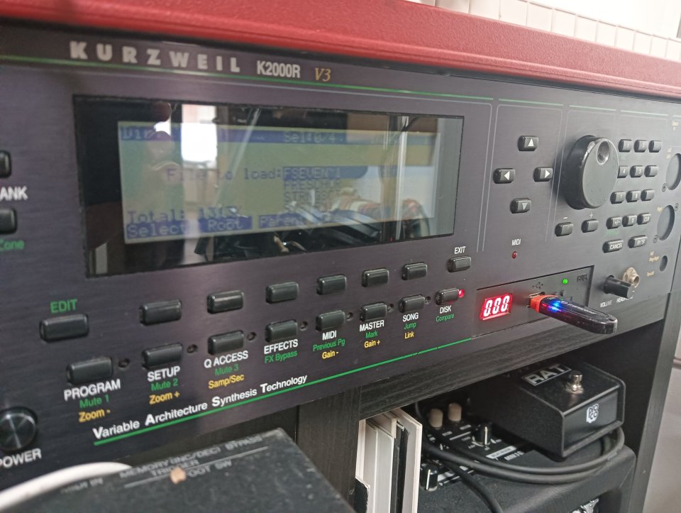 Kurzweill k2000R con extras de segunda mano · Foto 2 de 4 · Asturias · 350 €