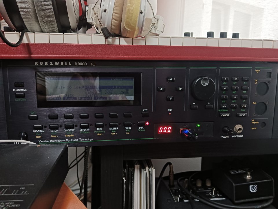 Kurzweill k2000R con extras de segunda mano · Foto 3 de 4 · Asturias · 350 €