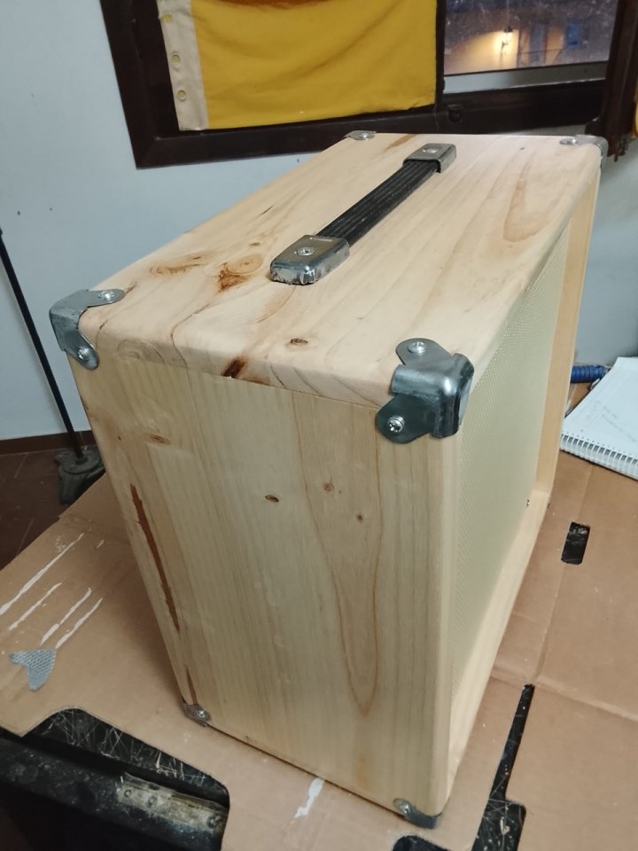 Pantalla 1x12 madera de Abeto Finlandés 18mm de segunda mano · Foto 7 de 10 · Cáceres · 90 €