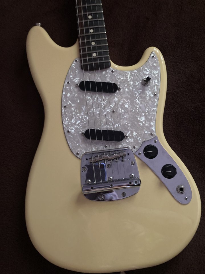 Fender Mustang de segunda mano · Foto 2 de 9 · Madrid · 1000 €