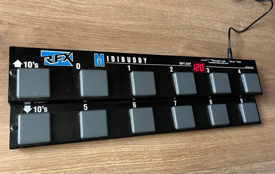 Pedalera MIDI Rolls RFX MP128P MidiBuddy de segunda mano · Foto 2 de 5 · Barcelona · 60 €