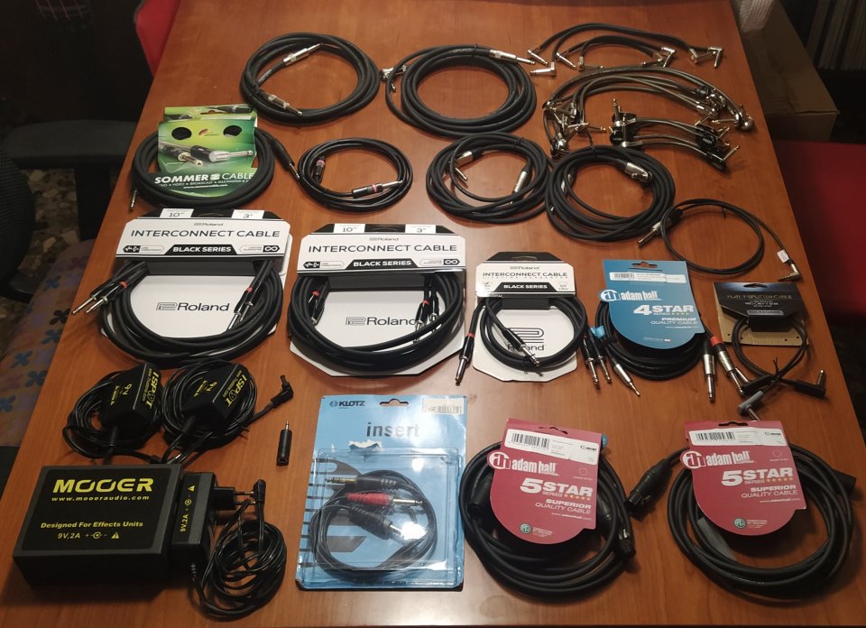 Lote de material de estudio, cables, fuentes de alimentación.. de segunda mano · Foto 1 de 10 · Valencia · 350 €