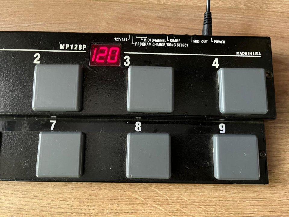 Pedalera MIDI Rolls RFX MP128P MidiBuddy de segunda mano · Foto 3 de 5 · Barcelona · 60 €