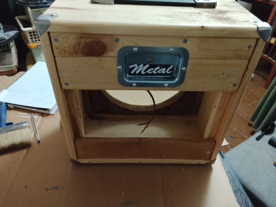 Pantalla 1x12 madera de Abeto Finlandés 18mm de segunda mano · Foto 10 de 10 · Cáceres · 90 €