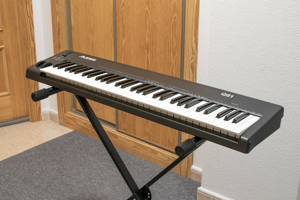 Alesis Q61 61-Key USB/MIDI Keyboard Controller