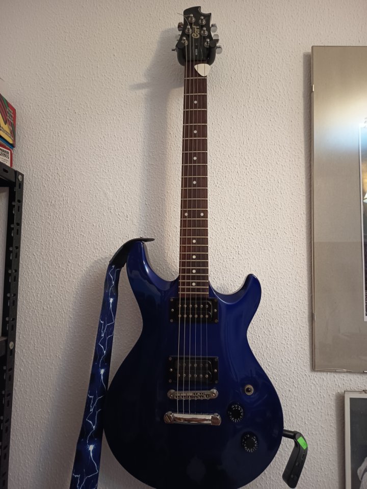 Guitarra Cort m200 de segunda mano · Foto 1 de 6 · Cádiz · 180 €