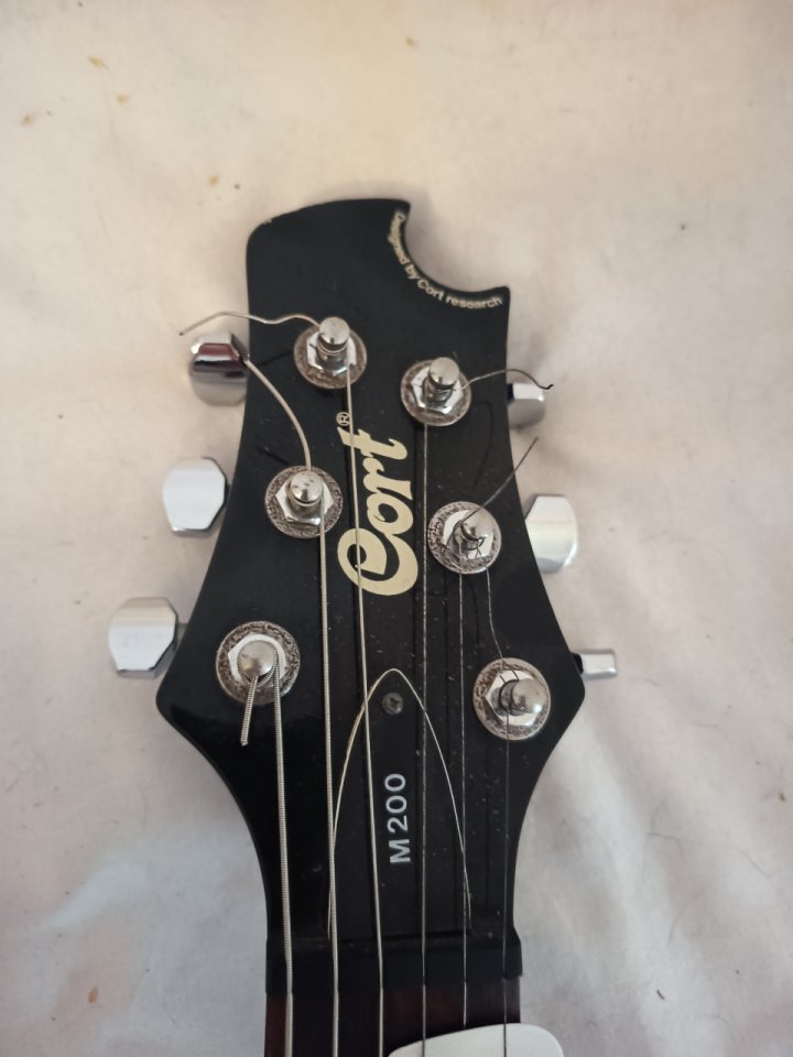 Guitarra Cort m200 de segunda mano · Foto 4 de 6 · Cádiz · 180 €