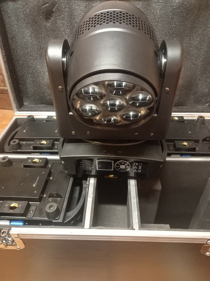 4 cabezas moviles 7x40w y flight case