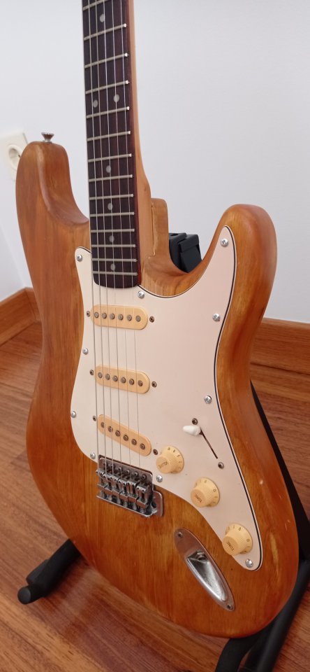 Guitarra eléctrica Encore Stratocaster años 90 de segunda mano · Foto 1 de 2 · Cuenca · 100 €