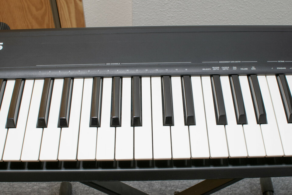 Alesis Q61 61-Key USB/MIDI Keyboard Controller