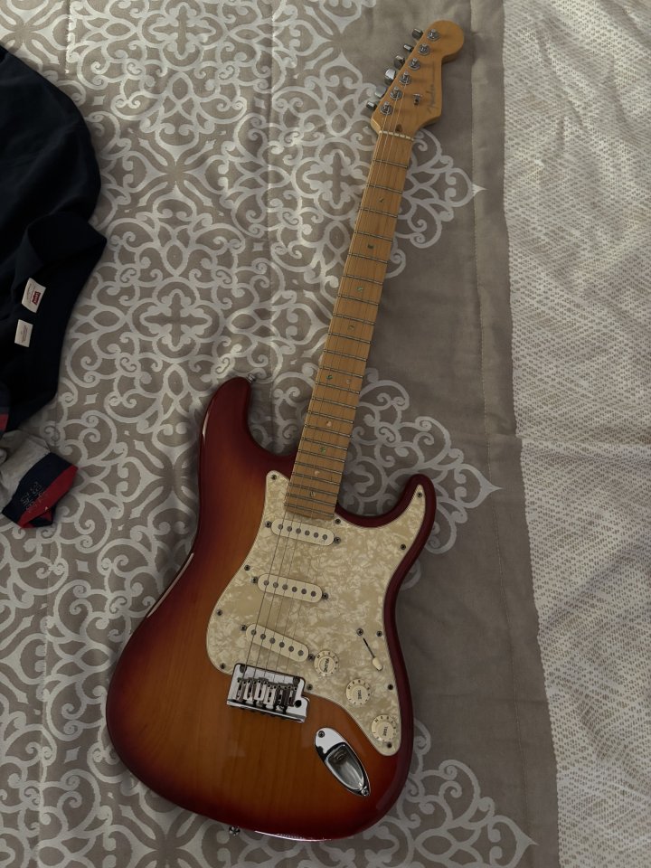 Fender American Deluxe Ash Stratocaster Aged Cherry Sunburst de segunda mano · Foto 1 de 10 · Sevilla · 1375 €
