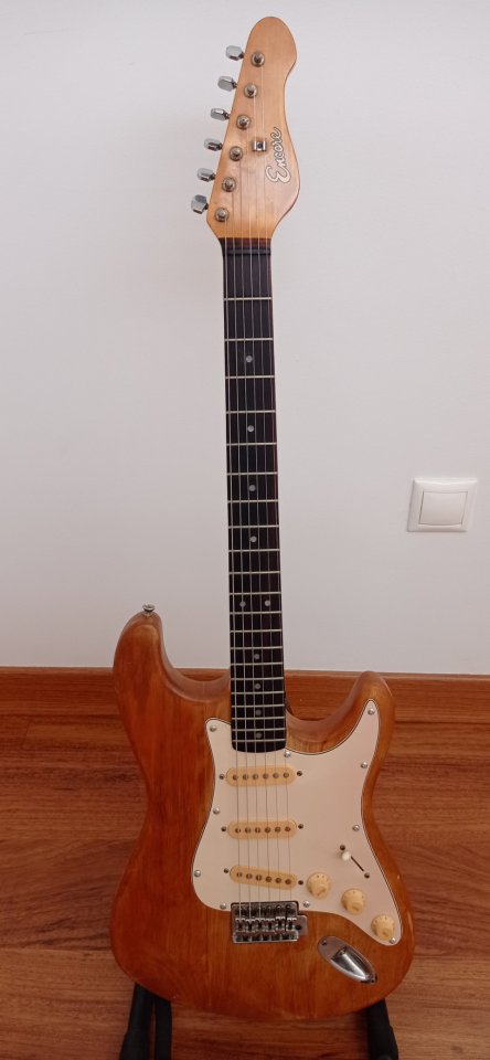 Guitarra eléctrica Encore Stratocaster años 90 de segunda mano · Foto 2 de 2 · Cuenca · 100 €