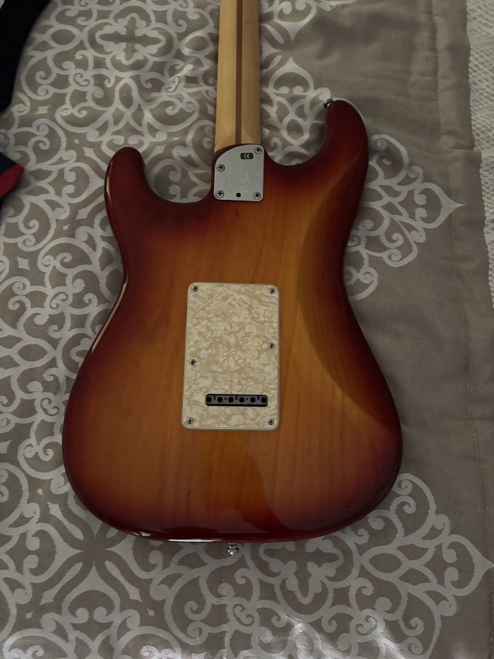 Fender American Deluxe Ash Stratocaster Aged Cherry Sunburst de segunda mano · Foto 2 de 10 · Sevilla · 1375 €