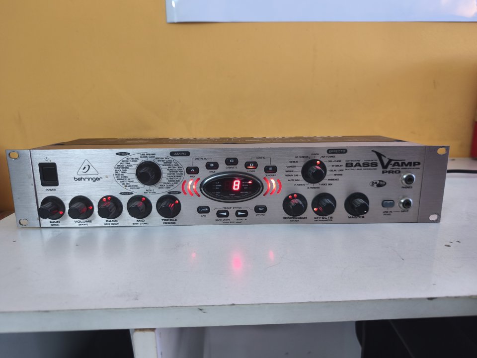 Behringer Bass V-Amp Pro de segunda mano · Foto 1 de 3 · Barcelona · 100 €